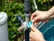 wasserschlauch-filter-oder-skimmer-undicht-so-dichtest-du-alles-richtig-ab-mit-wasserdichtem-reparaturband